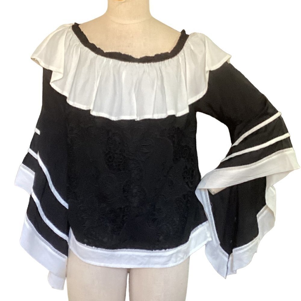 P Luca‎ Milano L Black & White Ruffle Neck Embroidered Lace Front Top 108J